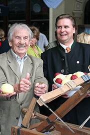 2009 neu im Wiesnzelt von Florian Oberndorfer (re.): die legendäre Knödelschleuder des Pasinger "Knödelschütz" Helmut Winter (li.) (Foto: Martin Schmitz)